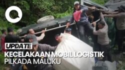 Video: Pikap Pengangkut Logistik Pilkada Maluku Terbalik