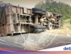 Truk Fuso Terbalik di Tol Japek, Lalin dari Tambun Arah Jakarta Macet