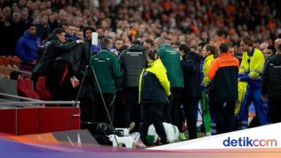 Momen Horor Staf Pelatih Hungaria Kolaps di Bench