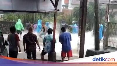 Air Selokan Sempat Meluap ke Jalanan di Tamansari Bogor Usai Hujan Deras