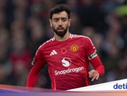 Salut! Bruno Fernandes Tolong Penumpang Pingsan di Pesawat