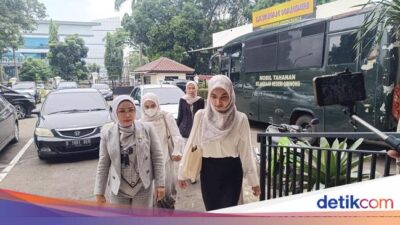 Cut Intan Hadiri Sidang Lanjutan KDRT Armor Toreador di PN Cibinong