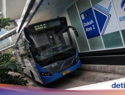 Ulah Pemotor Lempar Batu ke TransJakarta Berujung Ditangkap