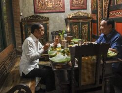 Momen Hangat Makan Malam Prabowo Bersama Jokowi di Solo