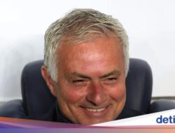 Selebrasi Meluncur Mourinho yang Gagal, Untung Menang