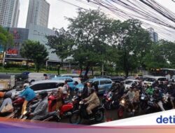 Jalan di Gandaria Jaksel Sempat Banjir, Lalu Lintas Macet Sore Ini