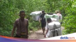 Petugas KPU Jalan Kaki 12 Jam Lewat Hutan Kirim Logistik ke Pinogu Gorontalo