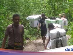 Petugas KPU Jalan Kaki 12 Jam Lewat Hutan Kirim Logistik ke Pinogu Gorontalo