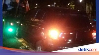 Mobil Tabrak Pohon di Pakubuwono Jaksel gegara Sopir Hilang Kendali