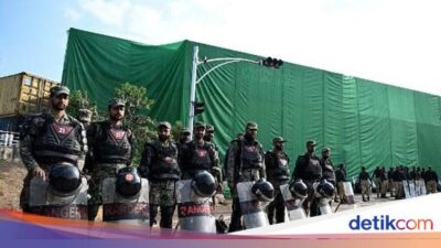 Ibu Kota Pakistan Lockdown gegara Demo Pro Imran Khan, Jalan Ditutup Kontainer