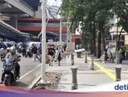 Pejalan Kaki Keluhkan Galian di Kuningan Jaksel: Bikin Jalanan Licin-Berdebu