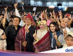 Hadiri Festival Batak di Jaktim, Ridwan Kamil dan Atalia Dipasangkan Kain Ulos