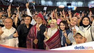 Hadiri Festival Batak di Jaktim, Ridwan Kamil dan Atalia Dipasangkan Kain Ulos