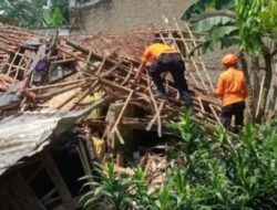 Rumah di Ciawi Bogor Ambruk Akibat Hujan Disertai Angin Kencang