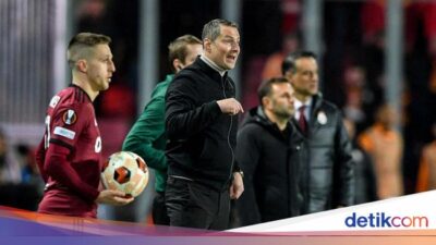 Pelatih Feyenoord Beri Saran ke Arne Slot untuk Taklukkan Man City