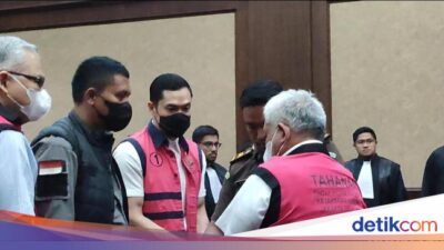 Gerak-gerik Harvey Moeis Saat Divonis Lebih Ringan dari Tuntutan Jaksa