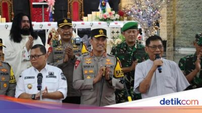 Momen Kapolda Banten Kunjungi Gereja Saat Natal, Sampaikan Pesan Toleransi