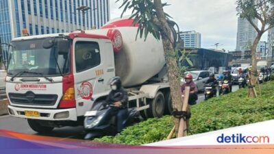 Truk Molen Mogok, Lalin Gatsu Arah Kuningan Macet Parah