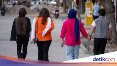 Presiden Iran Tolak Tanda Tangan, UU Jilbab Ditangguhkan