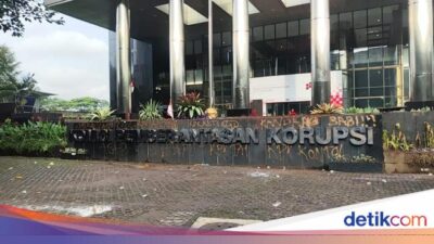 Gedung KPK Dicoret-Dilempar Batu saat Massa Tuntut Harun Masiku Ditangkap