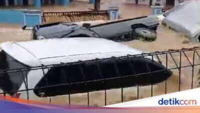 Viral 6 Mobil Terseret Banjir Bandang di Sukabumi