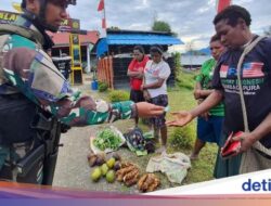 Satgas Habema Borong Hasil Pertanian Warga Kampung Yalai Papua Tengah