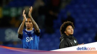 Gagalnya Duel Bapak dan Anak di Laga Everton Vs Peterborough