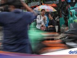 Siapkan Jas Hujan dan Payung, Jakarta Diprediksi Hujan sampai Malam