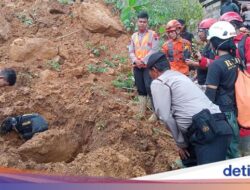 Polri Kirim Ratusan Brimob Bantu Evakuasi Korban Banjir-Longsor Jateng