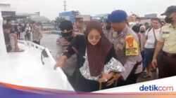 Aksi Polisi Bantu Ibu Baru Lahiran Naik Kapal di Pelabuhan Muara Angke