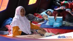 Duka Warga Duren Sawit Awali Ramadan di Pengungsian