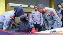 Momen Haru Kapolresta Bogor Minta Mobil Patroli Antar Nenek yang Tak Kuat Jalan