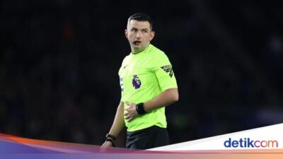 Michael Oliver Diparkir usai Insiden Mateta di Piala FA