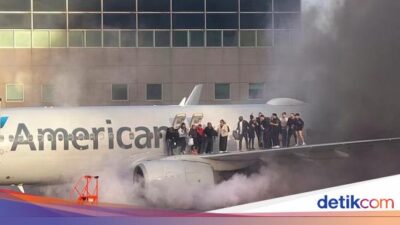 Ngeri Penumpang Berdiri di Sayap Saat American Airlines Dilalap Api