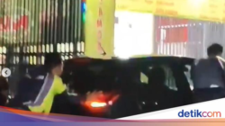 Ruas Jalan di Pondok Aren Tangsel Tergenang, Mobil Mogok