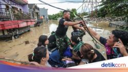 Banjir Bekasi, Ada Warga Ogah Ngungsi karena Berharap Air Segera Surut