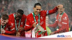 Bisa Angkat Trofi Carabao Cup Lagi, Kapten Van Dijk?