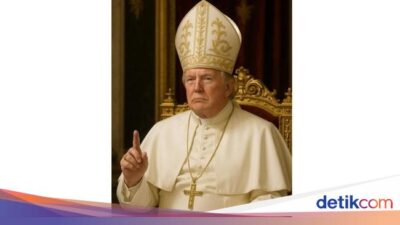 Heboh Trump Unggah Foto Berpakaian seperti Paus
