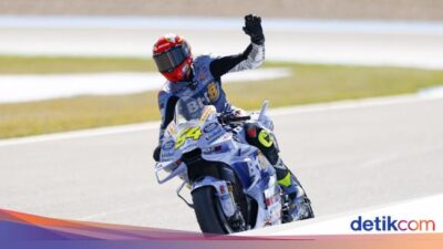 Keasyikan Dadah-dadah, Aldeguer Tabrak Marc Marquez