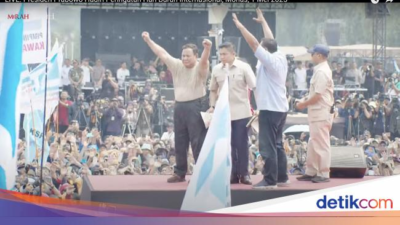 Aksi Prabowo Lepas Baju Safari