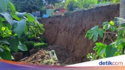 Petaka Hujan Deras di Bogor Bikin Makam Terbawa Longsor