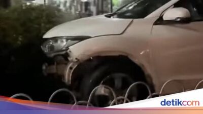Mobil HRV Misterius Nyangkut di Taman Tugu Muda Semarang, Polisi Turun Tangan