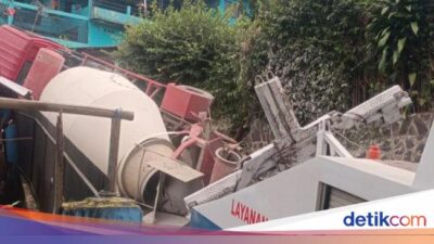 Tak Kuat Nanjak, Truk Molen Terguling Timpa Rumah di Puncak Bogor
