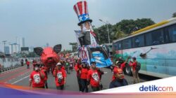 'Trump' dan Kepala Babi Jadi Sorotan di Aksi Hari Buruh Jakarta