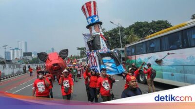 'Trump' dan Kepala Babi Jadi Sorotan di Aksi Hari Buruh Jakarta